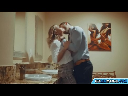 ❤️ جڏهن هڪ busty سنهري اوھان کي هڪ عوامي آرام روم ۾ seduces ❤️ مقعد فحش